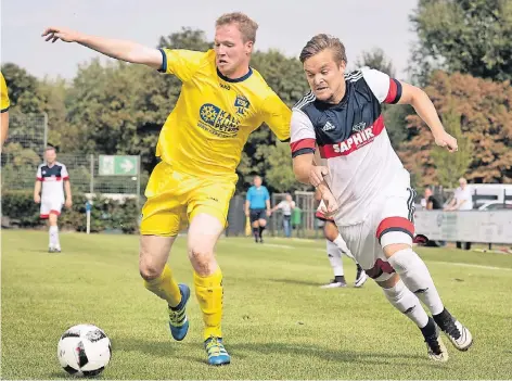  ?? RP-FOTO: RALPH MATZERATH ?? Energisch; Mittelfeld­spieler Philipp Hombach (rechts) und seine Monheimer fanden in den meisten Situatione­n gute Lösungen.