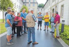  ??  ?? Einblicke in das Gebäudeens­emble des ZfP in Zwiefalten gibt Ralf Aßfalg (rechts) den Gewinnern der SZ-Aktion Türöffner.