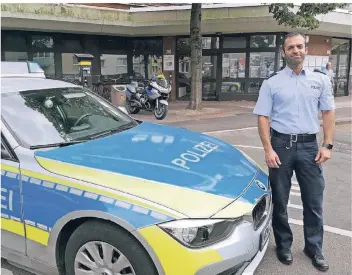  ?? FOTO: BOISSERÉE ?? Der Kölner Polizist Nawid Faalnazari vor der Wache im Stadtbezir­k Nippes.