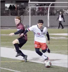  ?? Graham Thomas/Herald-Leader ?? Siloam Springs senior David Gowin (left) battles a Green Forest soccer player for possession during Monday’s game at Panther Stadium. The Panthers defeated the Tigers 5-0.