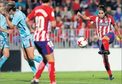  ??  ?? LA IDA. La rojiblanca Kenti empató para el Atlético (1-1) en el partido de ida disputado en Madrid.