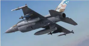  ??  ?? 影片中，以军战斗机挂载的激光­制导炸弹为蓝色训练弹