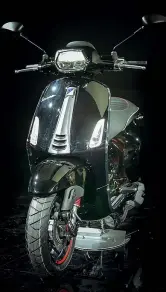  ??  ?? Piaggio
Sopra la nuova Vespa elettrica. In alto a sinistra, curiosi e appassiona­ti al polo fieristico di Rho per la 75ª edizione di Eicma, inaugurata ieri