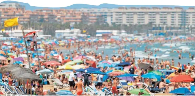  ?? // EFE ?? Bañistas en una playa de Valencia