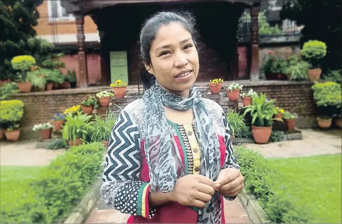 ?? ROSA M. BOSCH ?? Poonam Thapa, de 24 años, fue explotada sexualment­e en un burdel de Bombay cuando era niña; ahora es una activista que lucha para dar a conocer la dimensión del drama