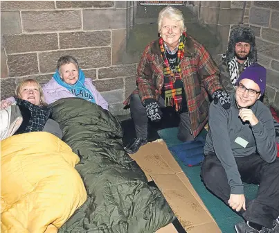  ?? Picture: Phil Hannah. ?? Perth Provost Liz Grant, centre, visits those sleeping outside St John’s Kirk, from left, Edith O’Brien, Edith Hannah, Colin McIntosh and Craig Angus.