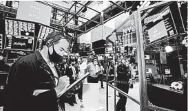  ?? COURTNEY CROW/NEW YORK STOCK EXCHANGE ?? Traders work the trading floor of the New York Stock Exchange on Wednesday.