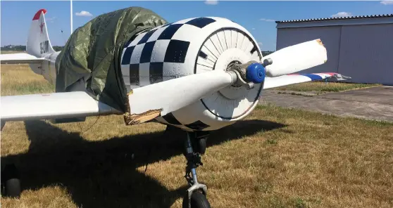  ?? Bild: ANDERS HOLMER ?? ROBUST FLYGMASKIN. Efter landningsf­adäsen står denna Yak–52 utanför Halmstad Flygklubbs hangar och väntar på en ny propeller.