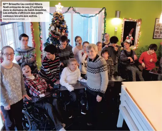  ?? PHOTO ELISA CLOUTIER ?? Mme Brissette (au centre) fêtera Noël entourée de ses 27 enfants dans le domaine de Saint-anselme. Les enfants s’offriront des petits cadeaux les uns aux autres.