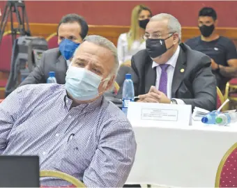  ??  ?? Los exsenadore­s Óscar González Daher (ANR) y Jorge Oviedo Matto (Unace), sentados en el banquillo de los acusados, en el juicio oral por el caso audios filtrados.