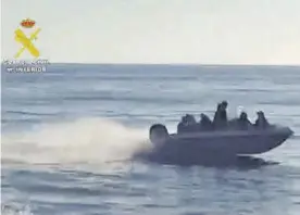  ?? CÓRDOBA ?? Guardia Civil capta a una lancha cruzando el mar.