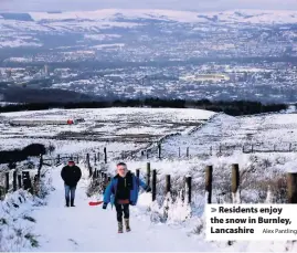  ?? Alex Pantling ?? Residents enjoy the snow in Burnley, Lancashire