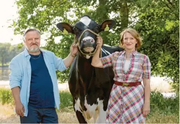  ?? Foto: ARD Degeto, Frédéric Batier, dpa ?? Dagmar Manzel als Jutta und Axel Prahl als Thomas spielen im Film „Gloria, die schönste Kuh meiner Schwester“ein Geschwiste­rpaar.