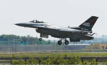  ?? Yonhap ?? An F-16 fighter of the U.S. Air Force takes off at Osan Air Base in Pyeongtaek, Gyeonggi Province, Monday, as South Korea and the United States kicked off their two-week regular air force drill, dubbed “Korea Flying Training.”