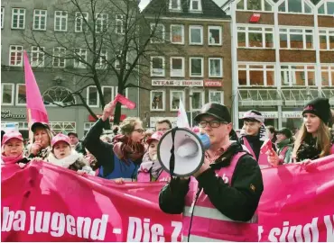  ?? Foto: dpa/Alexander Preker ?? Mitglieder des Deutschen Beamtenbun­des dbb streikten am Donnerstag in Flensburg.