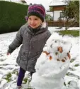  ??  ?? Emelie, 5, aus Legau hat im Garten von Opa und Oma in Aitrach aus eigener Regie Schneemann Olaf gebaut.