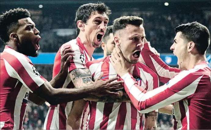  ?? BERNAT ARMANGUE / AP ?? Los jugadores del Atlético celebran el gol de Saúl Ñíguez en el minuto 4