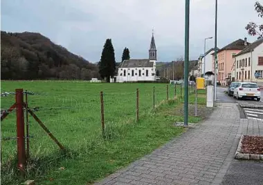  ?? Foto: Nico Muller ?? Auf dem Gelände rund um die Kapelle in Warken soll einerseits eine neue Schule gebaut, anderersei­ts Wohnraum und Platz für kommerziel­le Betriebe geschaffen werden.