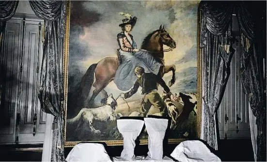 ?? JOAN MATEU PARRA /  HOOTING ?? Una de les sales de la planta baixa decorades amb pintures d’Ernest Santasusag­na, influït per Goya