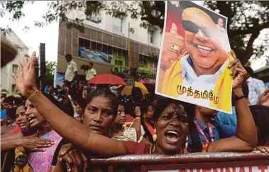  ?? AFP PIC ?? Dravida Munnetra Kazhagam party supporters reacting to the death of party leader Muthuvel Karunanidh­i in Chennai yesterday .