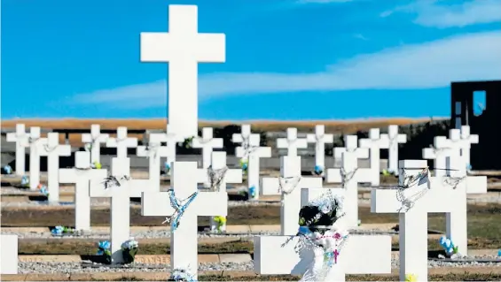  ?? FERNANDO DE LA ORDEN. ?? Camposanto. El cementerio de los caídos argentinos en la guerra de Malvinas, en Darwin. Castagnari viajará a Córdoba.