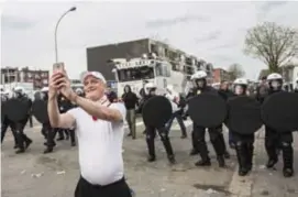  ?? FOTO VICTORIANO MORENO ?? Een van de supporters maakt een wel heel ongewone selfie: met het waterkanon op de achtergron­d.