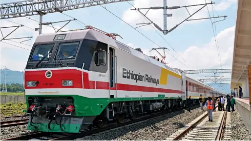  ??  ?? Essai global de la locomotive électrique sur le chemin de fer Addis-Abeba—Djibouti, le 15 août 2016