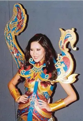  ??  ?? Miss Universe Malaysia 2018 Jane Teoh unveiling the “Bangau Perahu” national costume for the 67th Miss Universe competitio­n at a preview in Damansara yesterday.