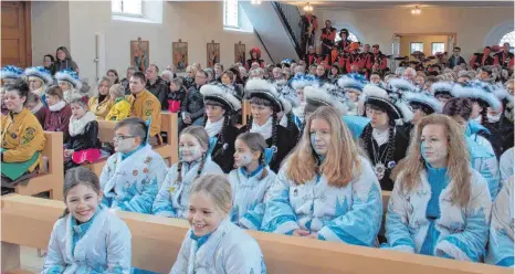  ?? FOTO: TU ?? Sehr gut besucht ist die Narrenmess­e am Sonntagvor­mittag in der Nikolauski­rche in Waldhausen gewesen.