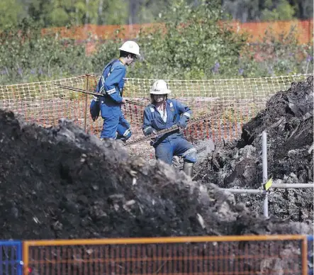  ?? JEFF MCINTOSH/THE CANADIAN PRESS FILES ?? Crews work to contain and clean up a pipeline spill at Nexen Energy’s Long Lake facility near Fort McMurray in 2015. The pipeline remains out of operation.