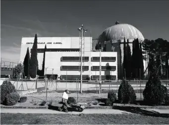  ??  ?? La cúpula naranja del edificio que albergaba el reactor se convirtió en el emblema de la central de Zorita
