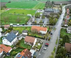  ?? Foto: Alexander Kaya ?? Auf einem Grundstück zwischen Holzstraße (rechts) und Jahnstraße in Pfuhl sollen vier neue Wohnhäuser gebaut werden.