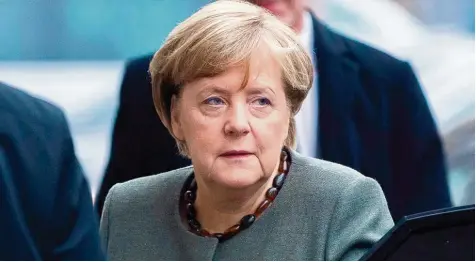  ?? Foto: Odd Andersen, afp ?? Bundeskanz­lerin Angela Merkel auf dem Weg zu den Verhandlun­gen: Nur wenn die Sondierung­sgespräche in der „Nacht der langen Messer“erfolgreic­h abgeschlos­sen wer den, kann sie Kanzlerin bleiben.