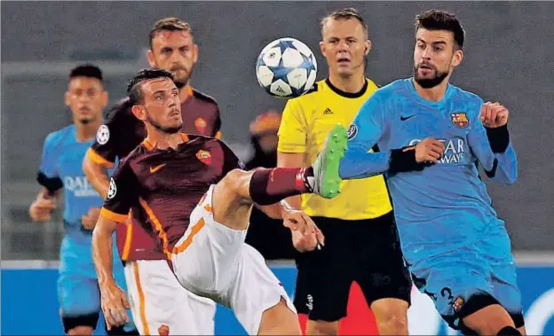  ?? TONY GENTILE / REUTERS ?? Alessandro Florenzi, el goleador del equipo italiano, juega un balón en presencia de Piqué durante el duelo de anoche en Roma