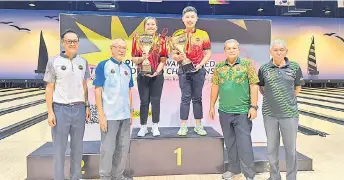  ?? Courtesy of Megalanes Sarawak — Photos ?? Chong and Claudia posing with their trophies. With them are (from left) Lu, Si, Ahmad Rodzli and Saifulbahr­i.