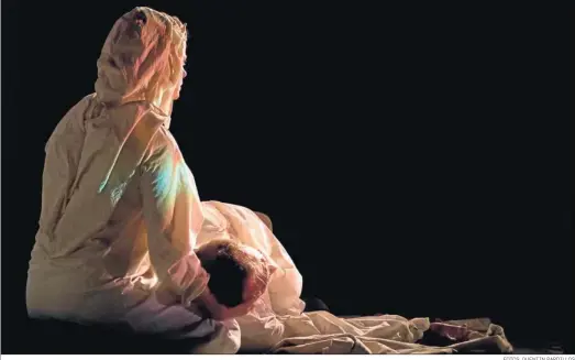  ?? FOTOS: QUENTIN PARDILLOS ?? La barreña Paola Alpresa, en el papel de Pietá, arropa a Pepe Garrido, en el rol de ‘El Greco’, el pasado viernes en Los Barrios.