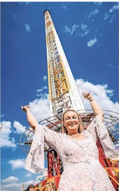 ?? RP-FOTO: A. ENDERMANN ?? Wenn mutige Kirmesgäng­er eine Fahrt auf dem Freifall-Turm wagen, begleitet sie die Stimme von Christina Schneider.