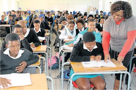  ?? Picture: FREDLIN ADRIAAN ?? USEFUL TIPS: Teacher Nombulelo Mandimo explains study techniques to Siyasanda Kamtatala, 18, at the matric study camp