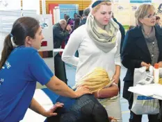  ?? Foto: Manfred Dittenhofe­r (Archiv) ?? „Gesund & Aktiv“: In den vergangene­n Jahren gab es auf der Messe in Neuburg für Besucher schon einmal eine kostenlose Massage.