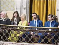  ?? ?? PALACIO. La familia de Jorge Larrañaga sentada en el palco.