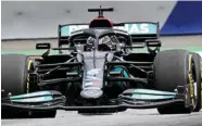  ?? JOE KLAMAR/AFP ?? AJANG PEMBUKTIAN: Mobil Mercedes F1 siap bertarung habishabis­an untuk kembali ke podium tertinggi.