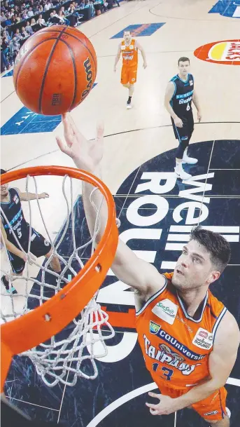  ?? Picture: GETTY ?? IN THE SWING: The Taipans’ Stephen Weigh lays the ball into the hoop against the New Zealand Breakers in Auckland yesterday.