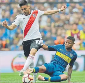  ?? FOTO: AP ?? Máxima igualdad Wilmar Barrios (Boca) y ‘Pity’ Martínez (River), durante el 2-2 de la ida