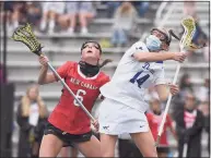  ?? Dave Stewart / Hearst Connecticu­t Media ?? New Canaan’s Kaleigh Harden (6) and Darien’s Colette Quinn (14) battle on a draw during a game on Monday.