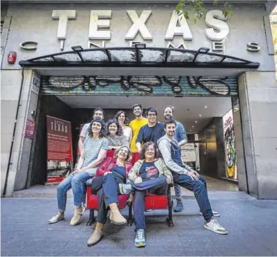  ?? Jordi Otix ?? Isona Passola y Anna Rosa Cisquella (sentadas), junto a otros promotores frente al cine Texas.