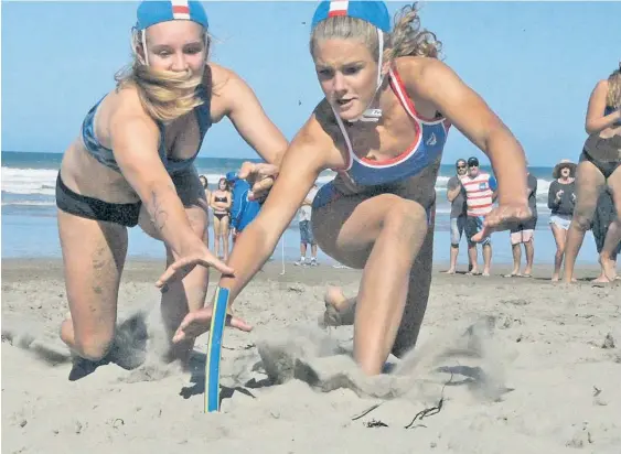  ?? Photos / Rob Stephenson ?? Only centimetre­s of grasp distance separates Westshore pair Emma Baylie (left) and Findlay Young from the flag of happiness.