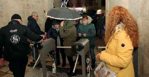  ??  ?? Centro storicoI tornelli sistemati a Polignano per l’accesso al centro storico