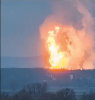  ??  ?? Die gewaltige Explosion des Gasknotenp­unkts in Baumgarten im Marchfeld war auch vo