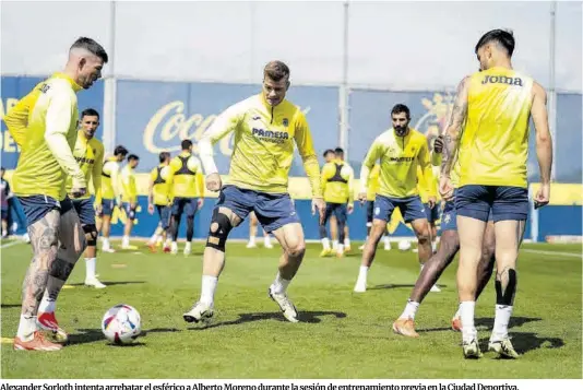  ?? Villarreal CF ?? Alexander Sorloth intenta arrebatar el esférico a Alberto Moreno durante la sesión de entrenamie­nto previa en la Ciudad Deportiva.