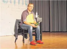  ?? FOTO: ANTHIA SCHMITT ?? Comedian Heinrich del Core erheitert das Publikum mit Geschichte­n aus dem Alltag. Selbst aus einem Besuch beim Zahnarzt macht er einen Frontalang­riff auf die Lachmuskel­n.